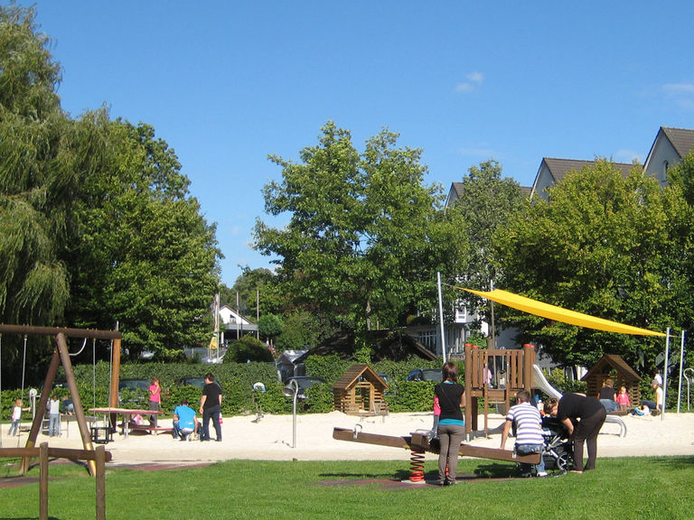 Riesiger Sandkasten auf dem Spielplatz im Kurpark Eslohe im Sauerland