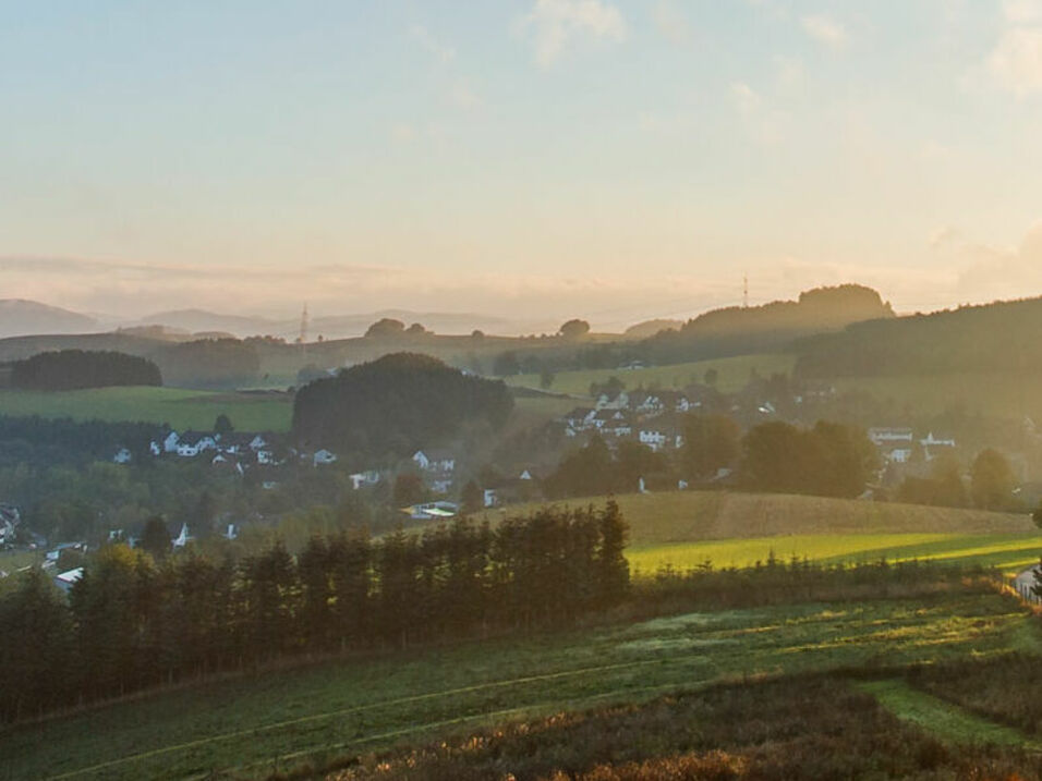 Sonniger Blick auf Cobbenrode bei Eslohe im Sauerland