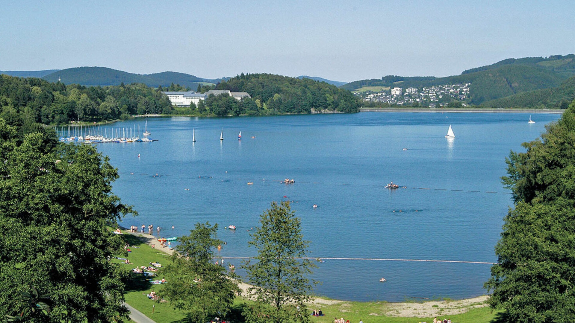 Blick auf den Hennesee im Sauerland